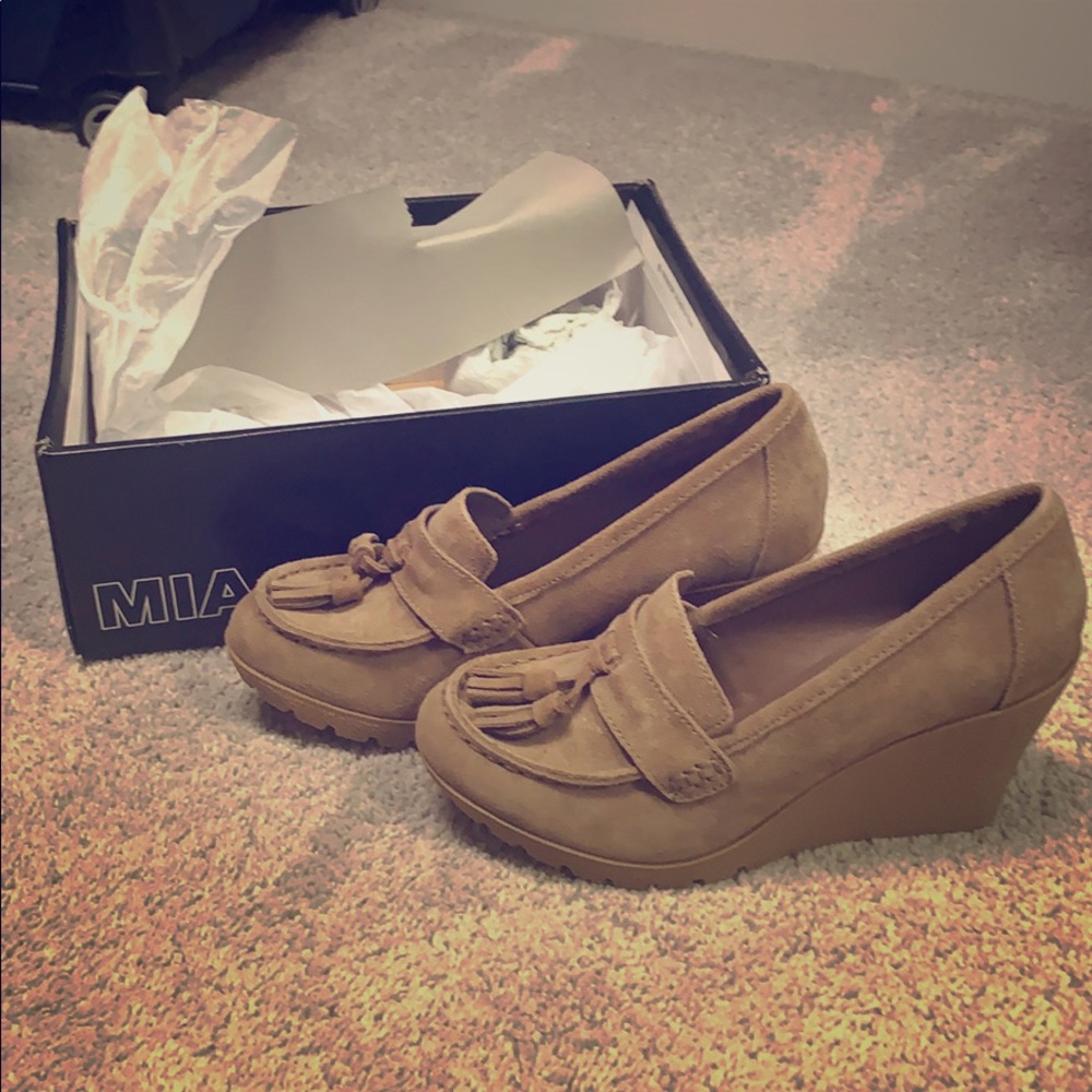 Mia Closed-toe Wedges